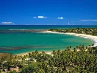 Praia da Espera: O paraíso tropical. Palco de coqueiros dançantes, uma extensa orla de areia e pitorescos barcos de pesca, essa praia é a personificação da tranquilidade.