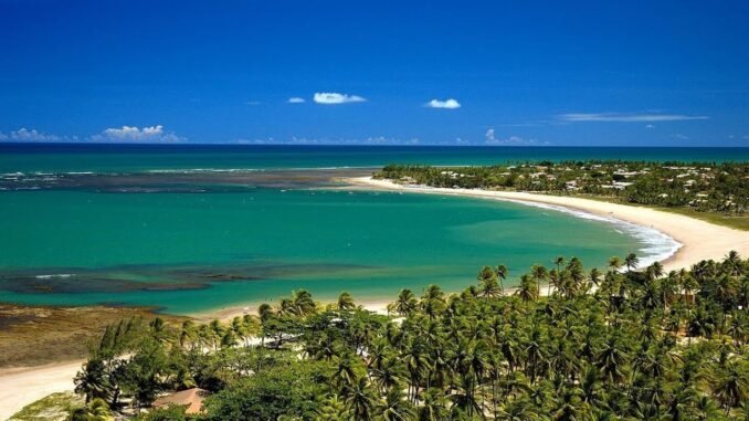 Praia da Espera: O paraíso tropical. Palco de coqueiros dançantes, uma extensa orla de areia e pitorescos barcos de pesca, essa praia é a personificação da tranquilidade.